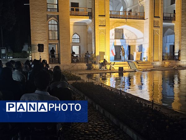 شب حماسه و اندیشه در جهان باغ تاریخی فین کاشان 