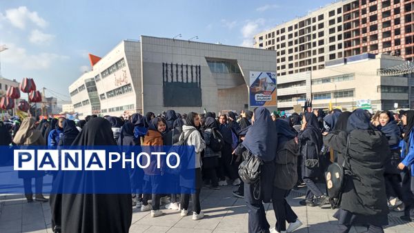راهپیمایی به مناسبت ۱۳ آبان در میدان شهدا 