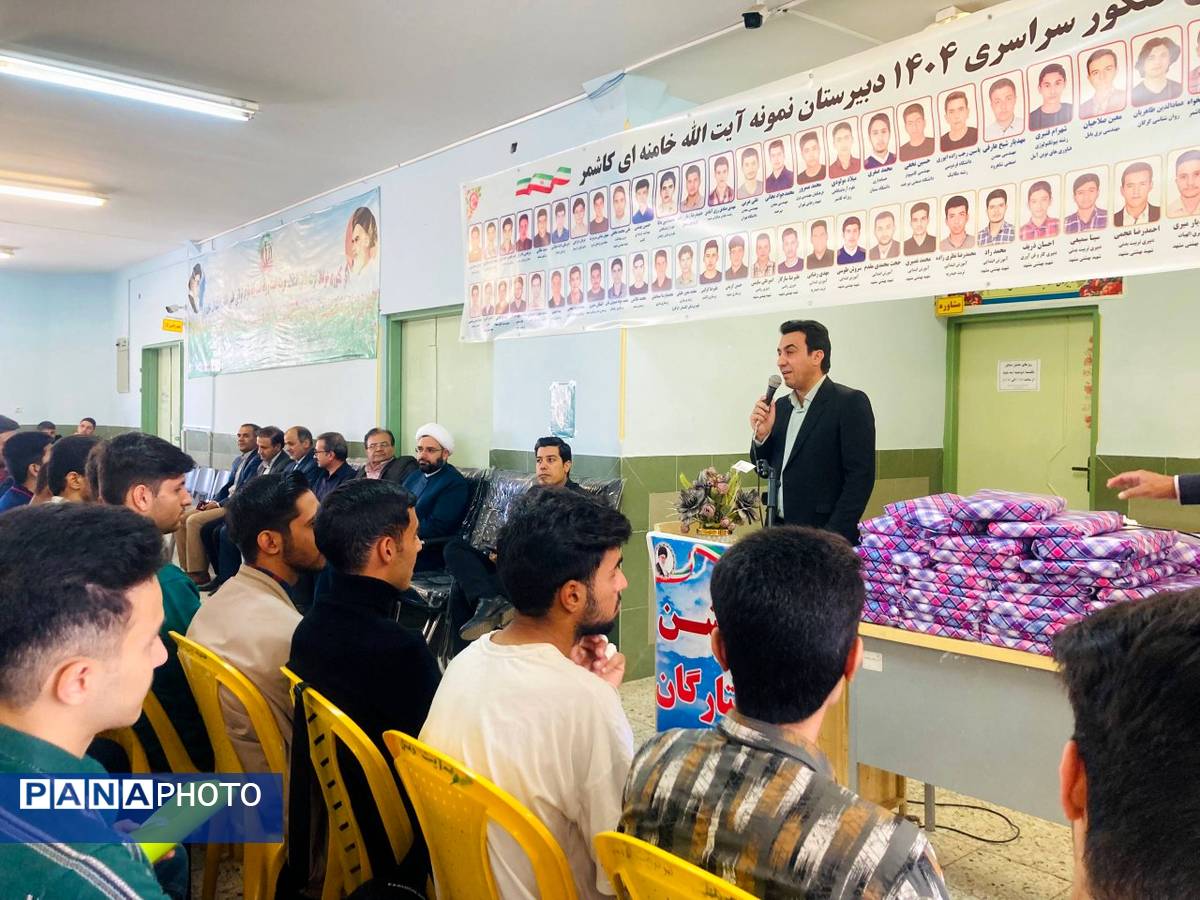 از دانشآموزان برتر کنکور در «جشن ستارگان» دبیرستان نمونه آیتالله خامنهای تجلیل شد