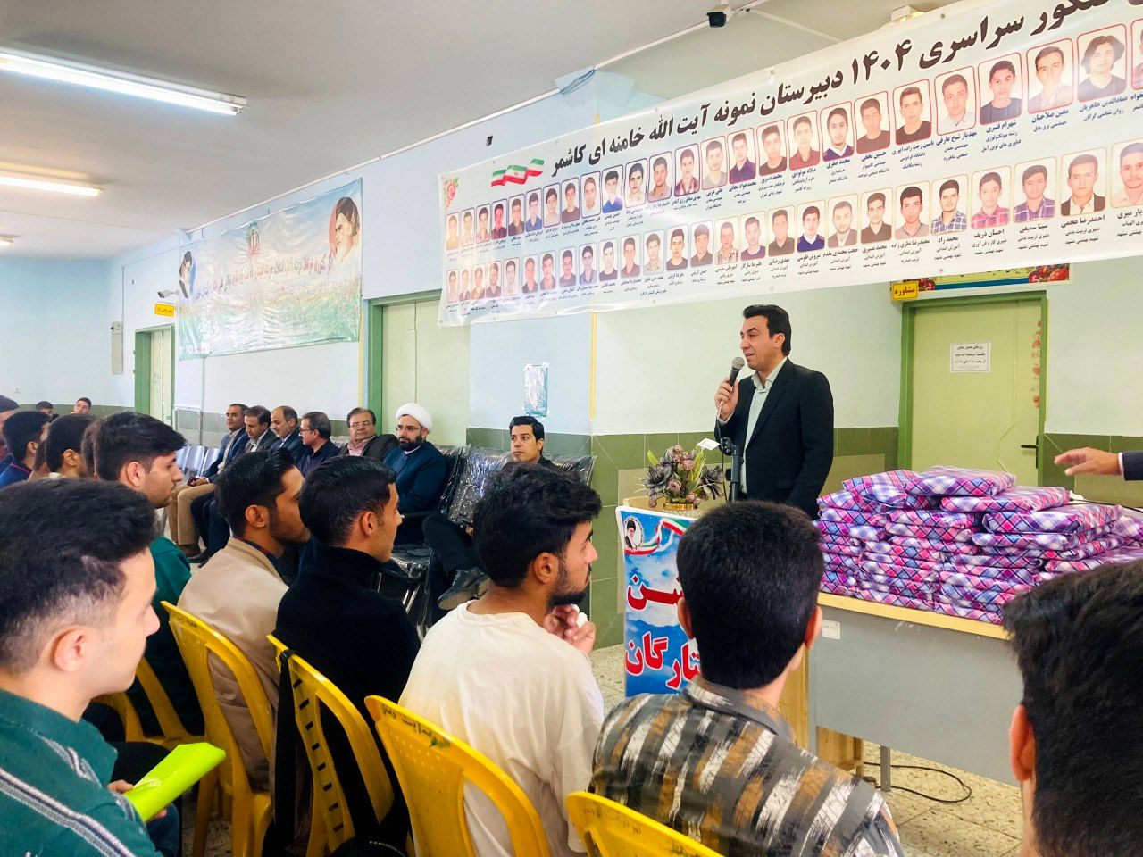  از دانش‌آموزان برتر کنکور در «جشن ستارگان» دبیرستان نمونه آیت‌الله خامنه‌ای تجلیل شد 