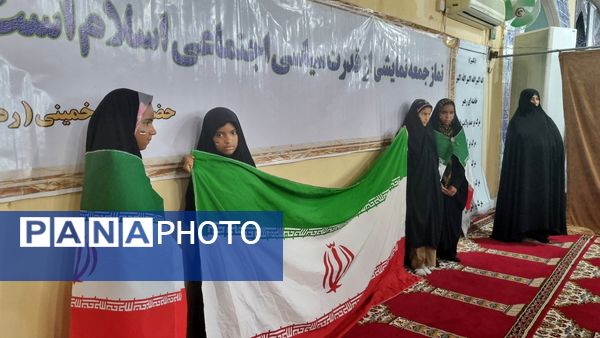 تجمع نمازگزاران نماز جمعه قشم در روز خشم و نصر