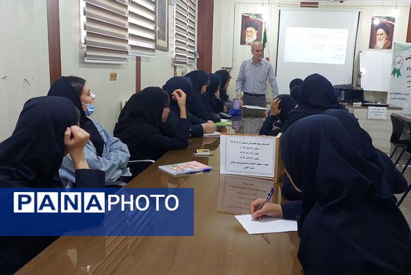 کارگاه آموزشی پیشگیری از آسیب‌های اجتماعی در دبیرستان دستغیب ناحیه 3 شیراز