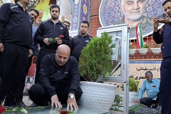 ادای احترام معاون تربیت بدنی و سلامت وزیر آموزش و پرورش ‌‌به مقام شهید سپهبد حاج قاسم سلیمانی