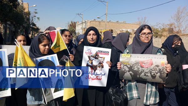 حضور پرشور دانش آموزان اراکی در یوم الله 13 آبان 