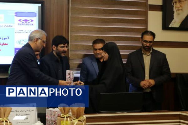 تجلیل از دانش‌آموز خبرنگاران پانا ناحیه یک شهرری به مناسبت روز خبرنگار