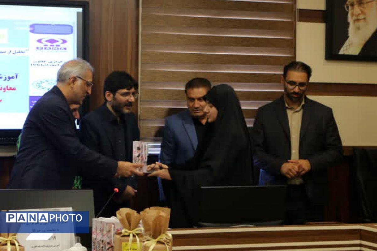 تجلیل از دانشآموز خبرنگاران پانا ناحیه یک شهرری به مناسبت روز خبرنگار