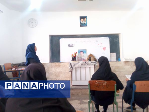 کلاس آمادگی و دفاعی با رنگ و بوی شهدا در دبیرستان فاطمیه