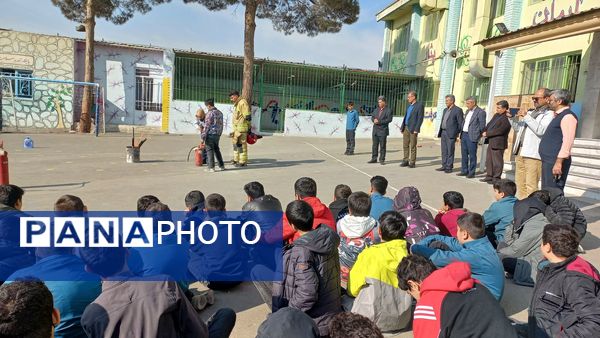 مانور سراسری زلزله همزمان با سراسر کشور در دبیرستان شاهد شهید آخوندی‌ها ناحیه یک کرج 