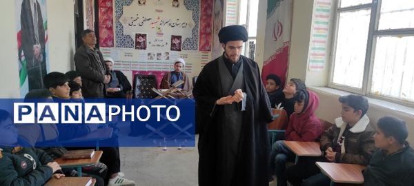 محفل انس با قرآن در دبیرستان شهید مصطفی خمینی اسلام آباد
