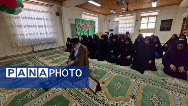 اقامه نماز جماعت مادر و دختری در مدارس انزلی