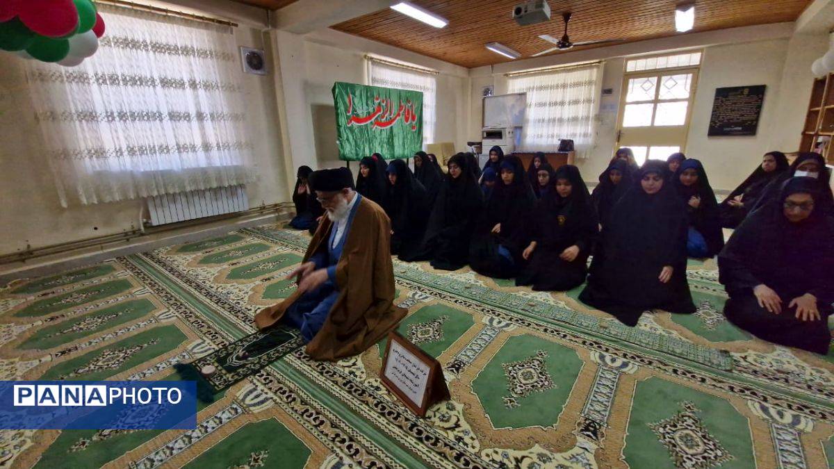 اقامه نماز جماعت مادر و دختری در مدارس انزلی