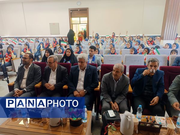 جشن عاطفه‌ها با تقسیم مهر و مهربانی در دبستان آرمینه مصلی نژاد 