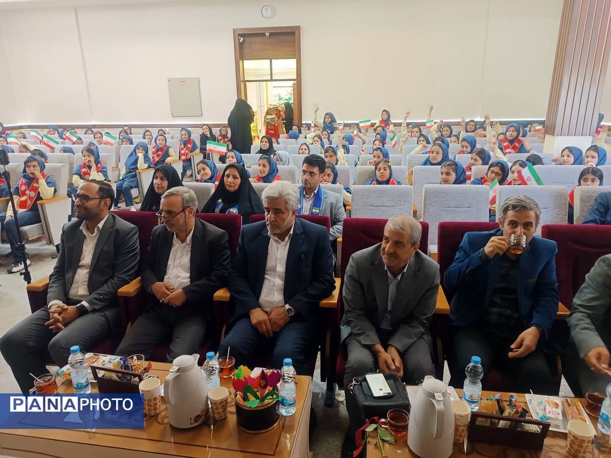 جشن عاطفه‌ها با تقسیم مهر و مهربانی در دبستان آرمینه مصلی نژاد 