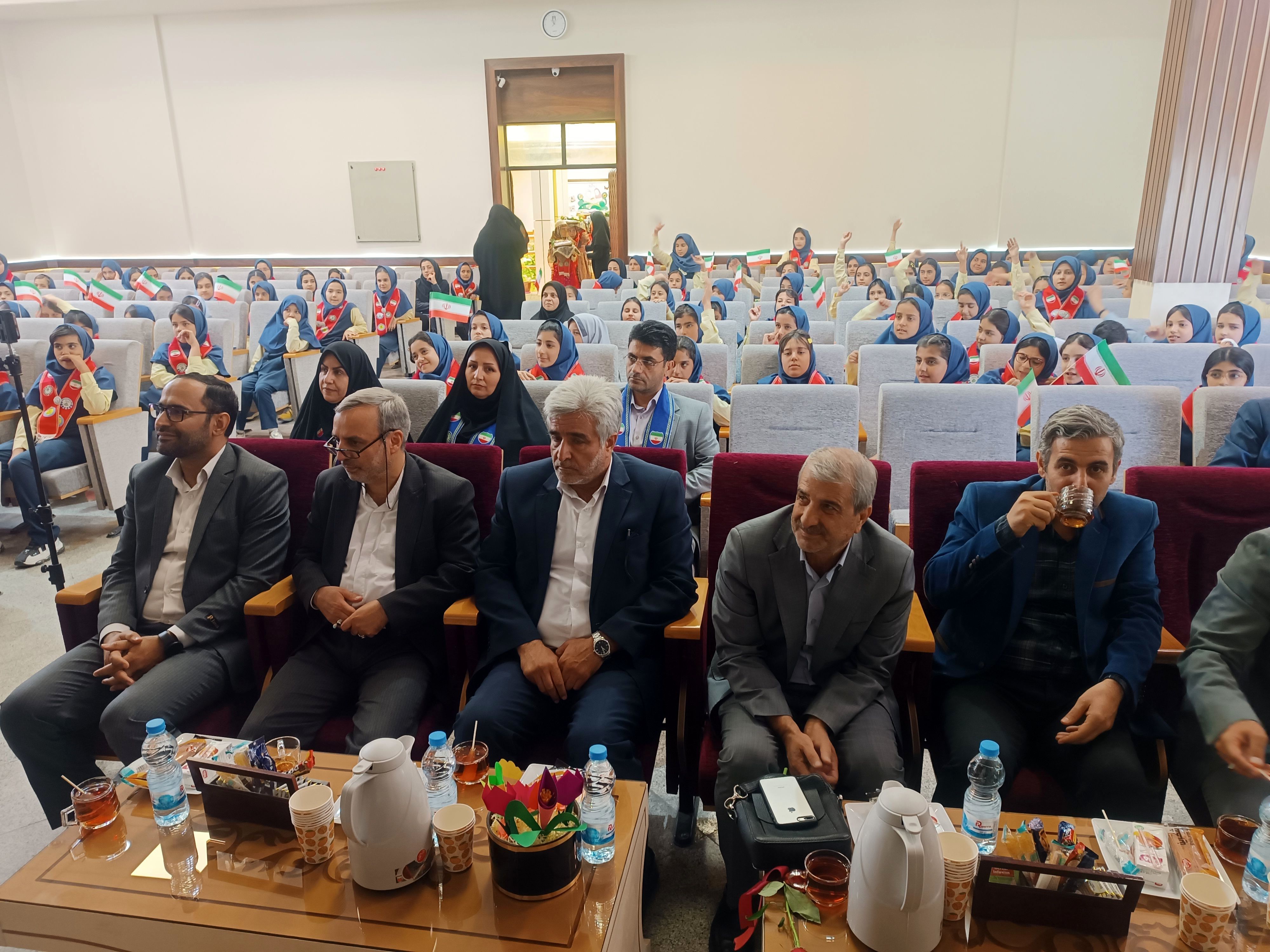 جشن عاطفه‌ها با تقسیم مهر و مهربانی در دبستان آرمینه مصلی نژاد 