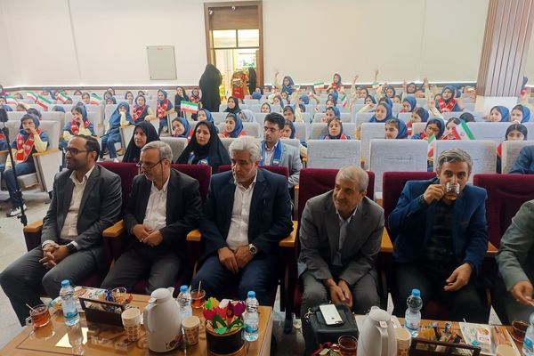 جشن عاطفه‌ها با تقسیم مهر و مهربانی در دبستان آرمینه مصلی نژاد 