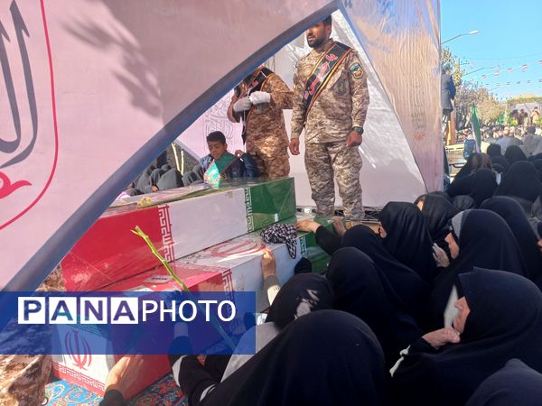 تشییع پیکرشهداى گمنام در شهرکرد 