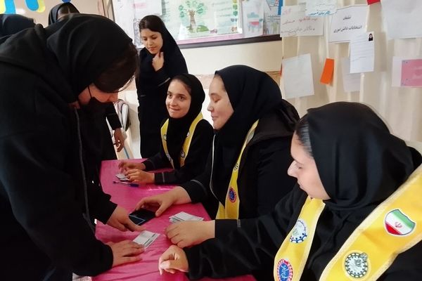 حضور پرشور و نشاط دانش آموزان دبیرستان علی بن ابیطالب(ع) در انتخابات شورای دانش آموزی