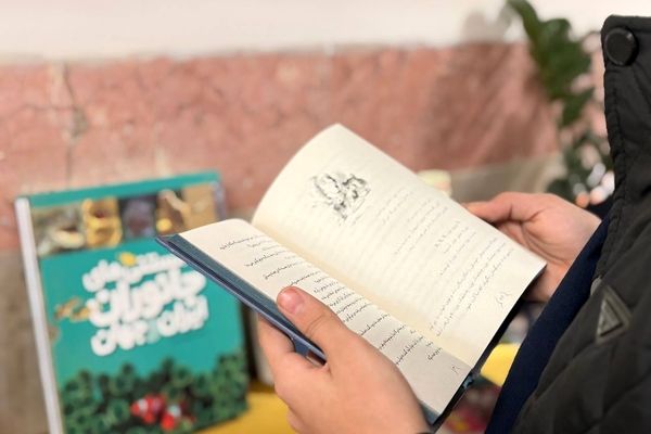 وقتی کتاب‌ها در مدرسه صف می‌کشند؛ استقبال پرشور دانش‌آموزان از نمایشگاه کتاب