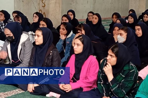 نشست کتابخوان مدرسه‌ای در دبیرستان دخترانه جوادالائمه بهارستان‌دو