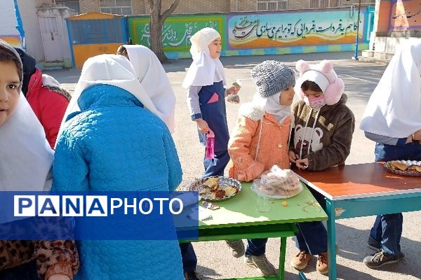 برپایی بازارچه درون مدرسه‌ای در دبستان ربابه هاشمیان یزدی شیروان