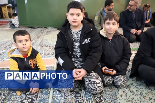 نهج‌البلاغه‌خوانی نماز‌گزاران کمالشهر پیش از خطبه‌های نماز 