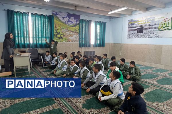 ترویج تغذیه سالم با همکاری سفیران سلامت در مدرسه پسرانه شهید رجایی