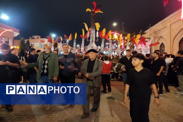 اقامه نماز ظهر عاشورا و آیین تعزیه‌خوانی در اردبیل 