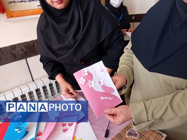 ساخت کارت پستال در هفته سلامت‌روان توسط دانش‌آموزان مدرسه مادرمهربان خلیل‌آباد