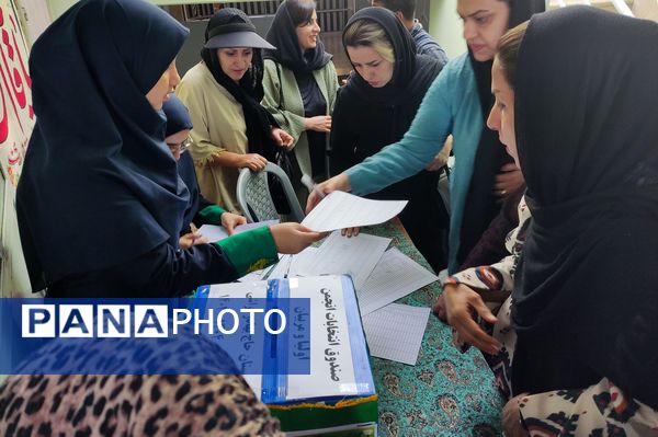 انتخابات انجمن اولیا و مربیان در دبیرستان دخترانه گراشی ناحیه۳