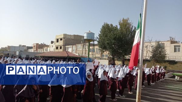 آغاز سال تحصیلی در دبستان دخترانه معلم یزد با عطر شهدا