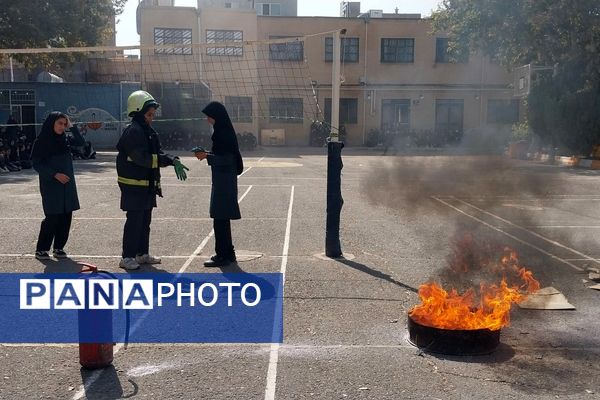  آموزش مهارت‌های اطفای حریق در دبیرستان نمونه محبوبه محبی نیشابور 