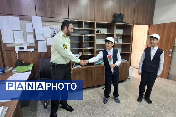 تقدیر دانش‌آموزان مدارس منطقه کهریزک از فرماندهان انتظامی کلانتری ۱۷۰ کهریزک و ۱۷۵ باقرشهر 