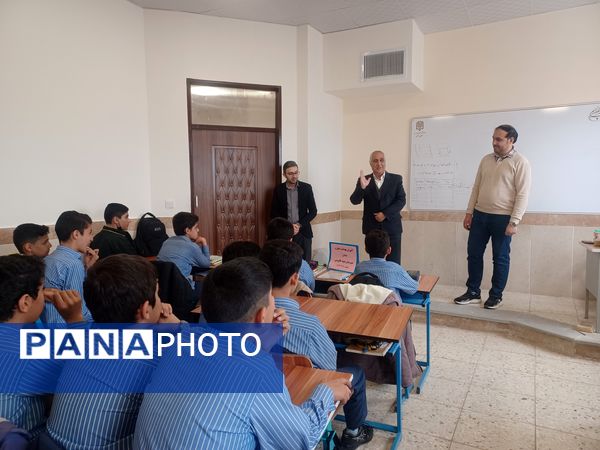 آموزش بهداشت دهان و دندان در دبیرستان نمونه مرحوم طاووسی