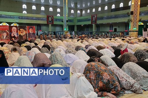 آغاز آیین معنوی اعتکاف در مصلای اسلامشهر با حضور گسترده نوجوانان