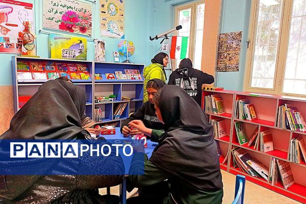 بازدید بچه‌های علاقه‌مند به کتاب دبیرستان حضرت معصومه از نمایشگاه کتاب و کتابخانه شهرستان فیروزکوه