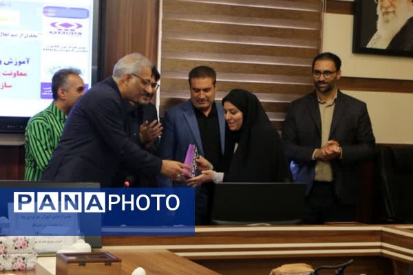 تجلیل از دانش‌آموز خبرنگاران پانا ناحیه یک شهرری به مناسبت روز خبرنگار