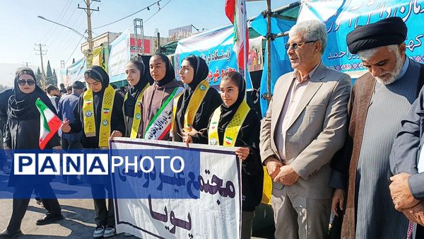 غرفه‌های سازمان دانش‌آموزی در راهپیمایی ۱۳ آبان یاسوج میزبان نوجوانان شدند