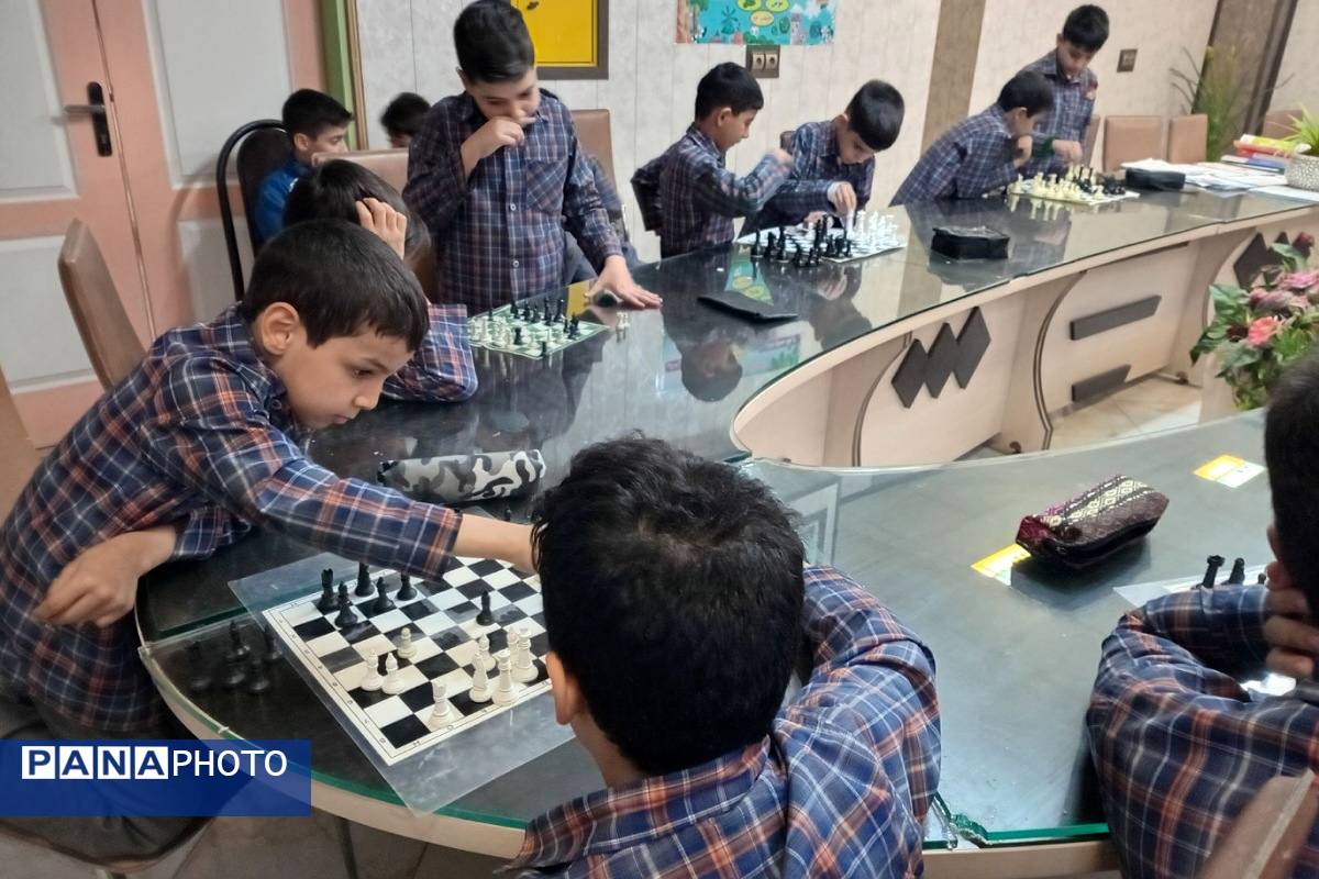 رقابت هوش و دقت در دبستان علامه طباطبایی؛ شور و هیجان در مسابقات شطرنج و دارت