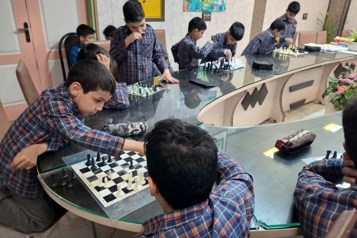 رقابت هوش و دقت در دبستان علامه طباطبایی؛ شور و هیجان در مسابقات شطرنج و دارت