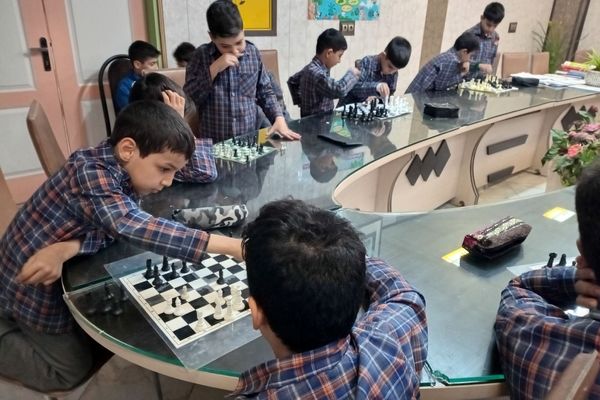 رقابت هوش و دقت در دبستان علامه طباطبایی؛ شور و هیجان در مسابقات شطرنج و دارت