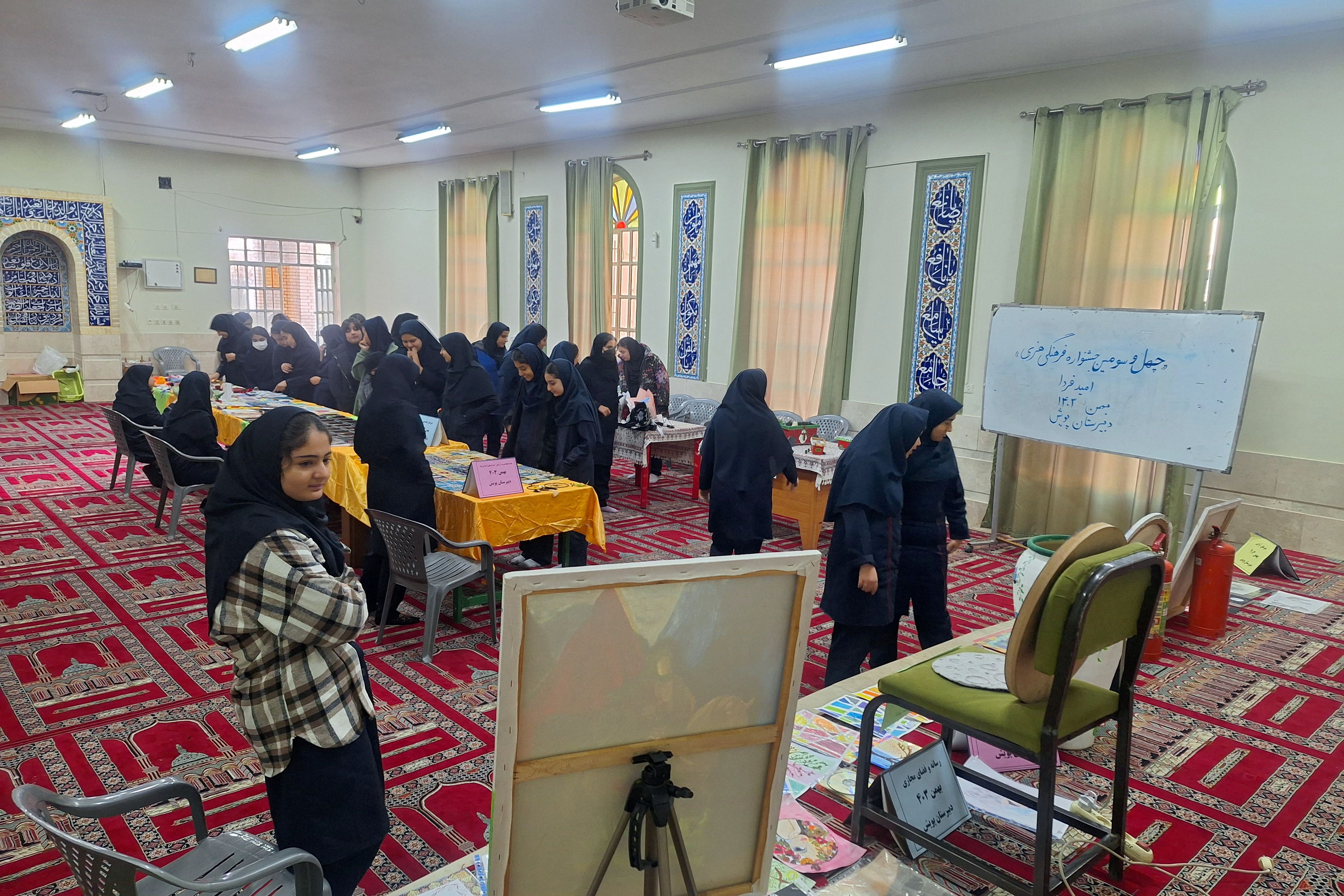 نمایشگاه آثار مسابقات جشنواره فرهنگی هنری امید فردا 