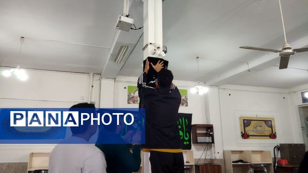 آماده‌سازی نمازخانه دبیرستان شاهد برای استقبال از شهید گمنام