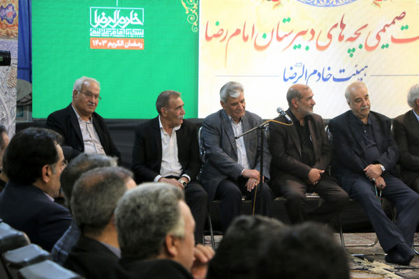 نشست صمیمی‌ دانش‌آموختگان دبیرستان امام رضا(ع) قم در هیات خادم الرضا(ع)