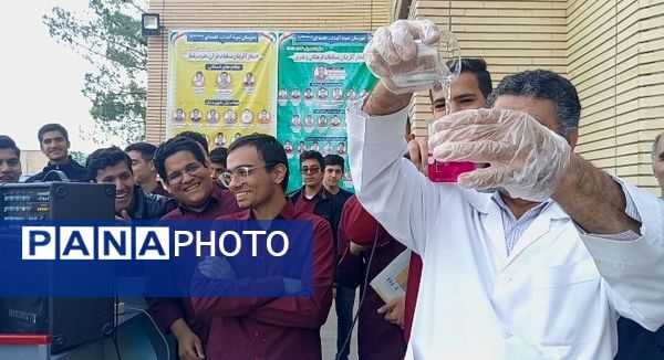 انجام آزمایش‌های علمی در دبیرستان نمونه آیت الله خامنه‌ای کاشمر 