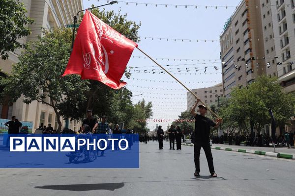 رود اشک و عشق در مسیر حرم همزمان با شکوه عزاداری هیئات‌ در خیابان‌های مشهد