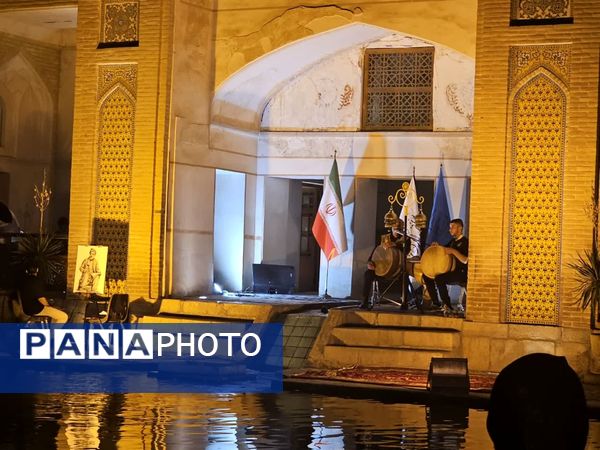 شب حماسه و اندیشه در جهان باغ تاریخی فین کاشان 