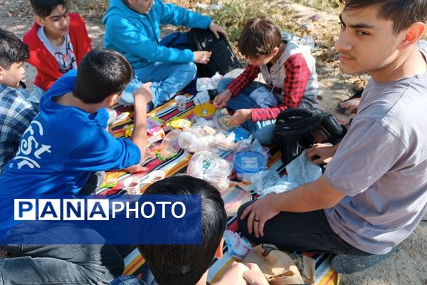 برگزای اردوی تفریحی دبیرستان رجایی یک به‌مناسبت هفته بسیج 