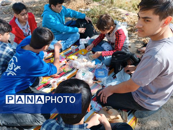 برگزای اردوی تفریحی دبیرستان رجایی یک به‌مناسبت هفته بسیج 
