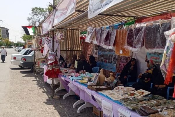 غرفه هنری دختران و مادران فاروجی در پارک وحدت 