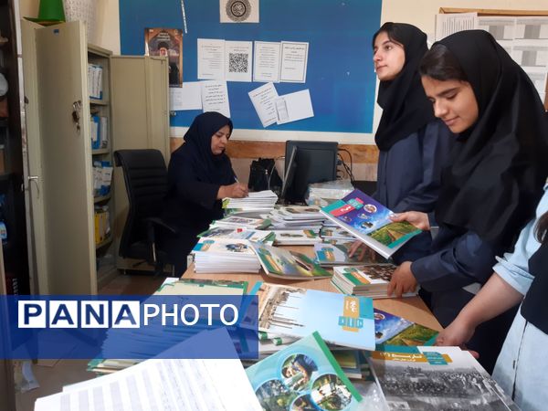 آغاز توزیع کتاب‌های درسی در مدرسه خدیجه کبری زاغه